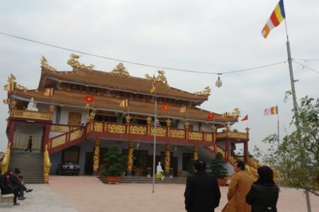 Quảng Bình: Người dân nô nức đi lễ chùa đầu năm
