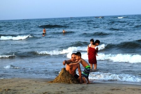 Hàng trăm người xuống biển tắm, du lịch Quảng Bình ‘sống’ lại