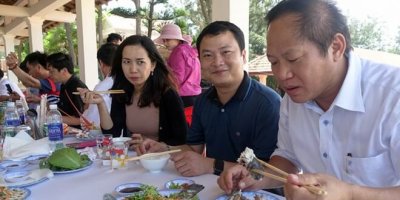 Bộ trưởng Trương Minh Tuấn mời các nhà báo ăn hải sản Quảng Bình