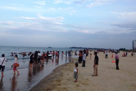 Quảng Bình: Các bãi biển, nhà hàng hải sản đã nhộn nhịp trở lại