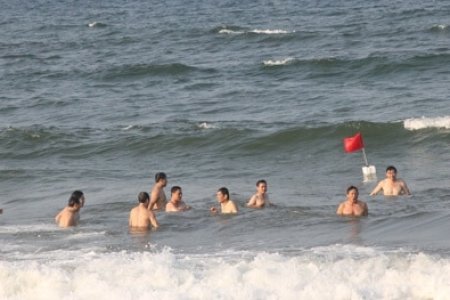 Chùm ảnh: Cán bộ và người dân Quảng Bình cùng tắm biển