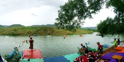 Nhảy ‘chim nước’ độc đáo trên sông Chày gần động Phong Nha