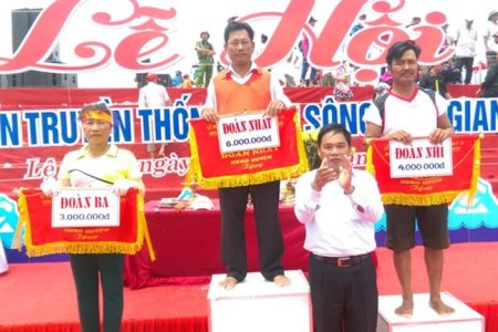Hàng nghìn người xem đua thuyền ở quê hương tướng Giáp