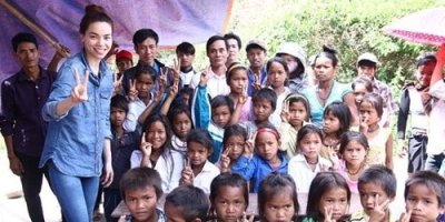 Hà Hồ đưa con trai về quê Quảng Bình cứu trợ dân vùng lũ