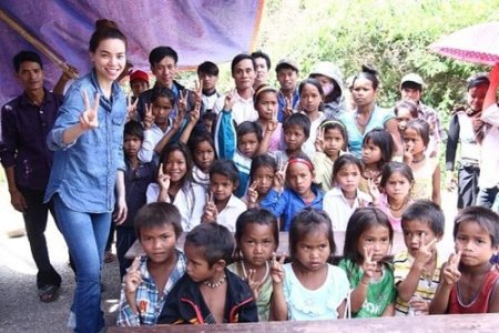 Hà Hồ đưa con trai về quê Quảng Bình cứu trợ dân vùng lũ