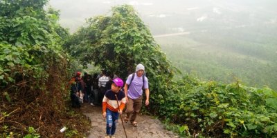 Hàng ngàn du khách leo núi Thần Đinh, “sốt” dịch vụ cho thuê gậy