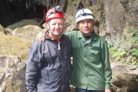 Lạc trong làn mây trắng phát hiện hang động lớn nhất thế giới
