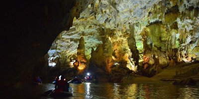 Khám phá động Phong Nha ban đêm bằng thuyền Kayak