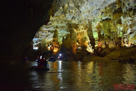 Khám phá động Phong Nha ban đêm bằng thuyền Kayak