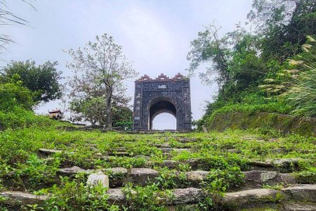 Khám phá “cổng trời” trăm tuổi trên đỉnh Đèo Ngang